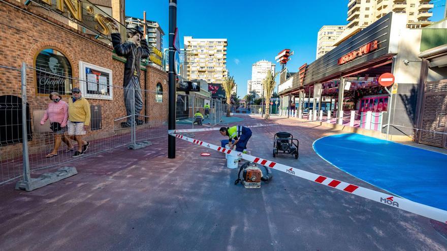 Cierran al tráfico la calle Mallorca de Benidorm para repintar el pavimento