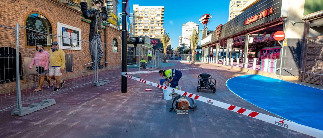 Actuación para el repintado del pavimento de colores de la calle Mallorca de Benidorm. |