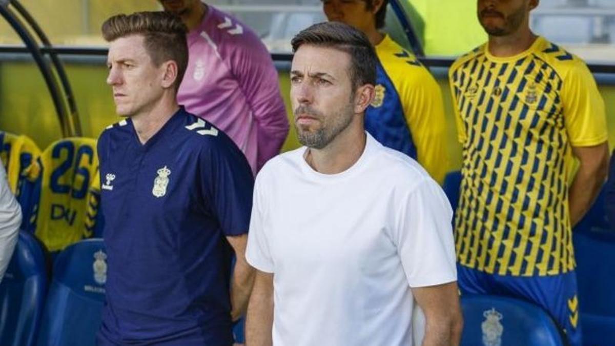 Luis García, serio en el banquillo de Las Palmas.