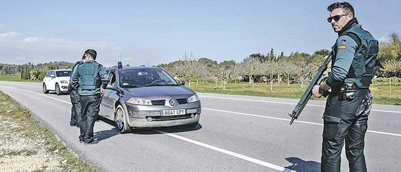 Un control de la Guardia Civil tras el asalto al chalé de Porreres.