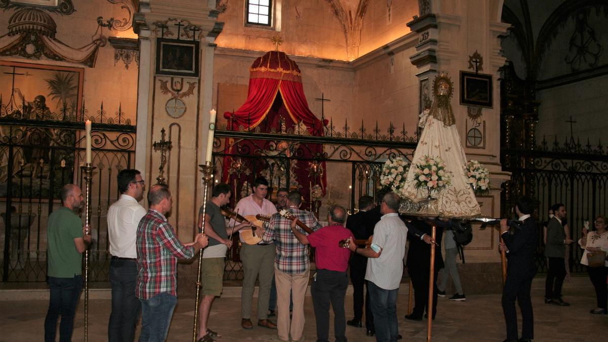 La procesión claustral hizo un alto en la capilla de la Virgen de la Aurora donde la cuadrilla de auroros interpretaba ‘Aurora Lorquina’ que emocionaba a muchos de los asistentes.