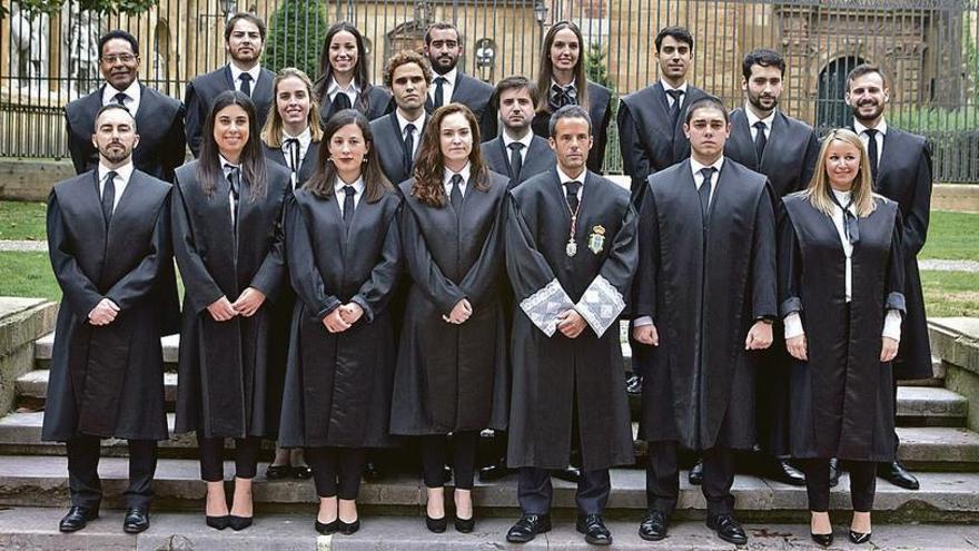 Diecisiete nuevos letrados juran su ingreso en el Colegio de Abogados