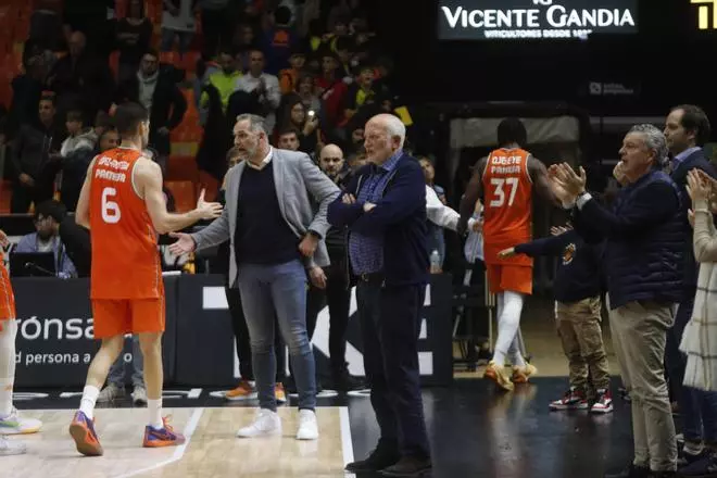 La Fonteta se vacía antes de hora y despide a Mumbrú y el equipo con silbidos