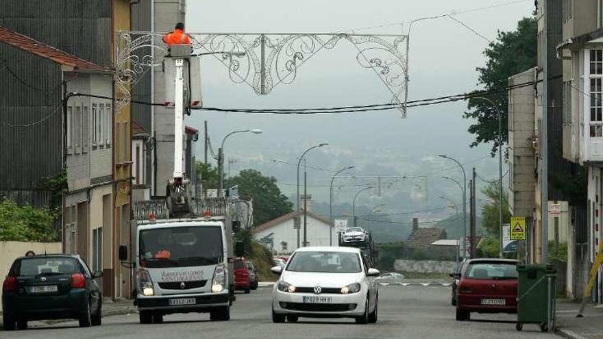 Instalación del alumbrado del San Paio en la villa.// Bernabé / Cris M.V.