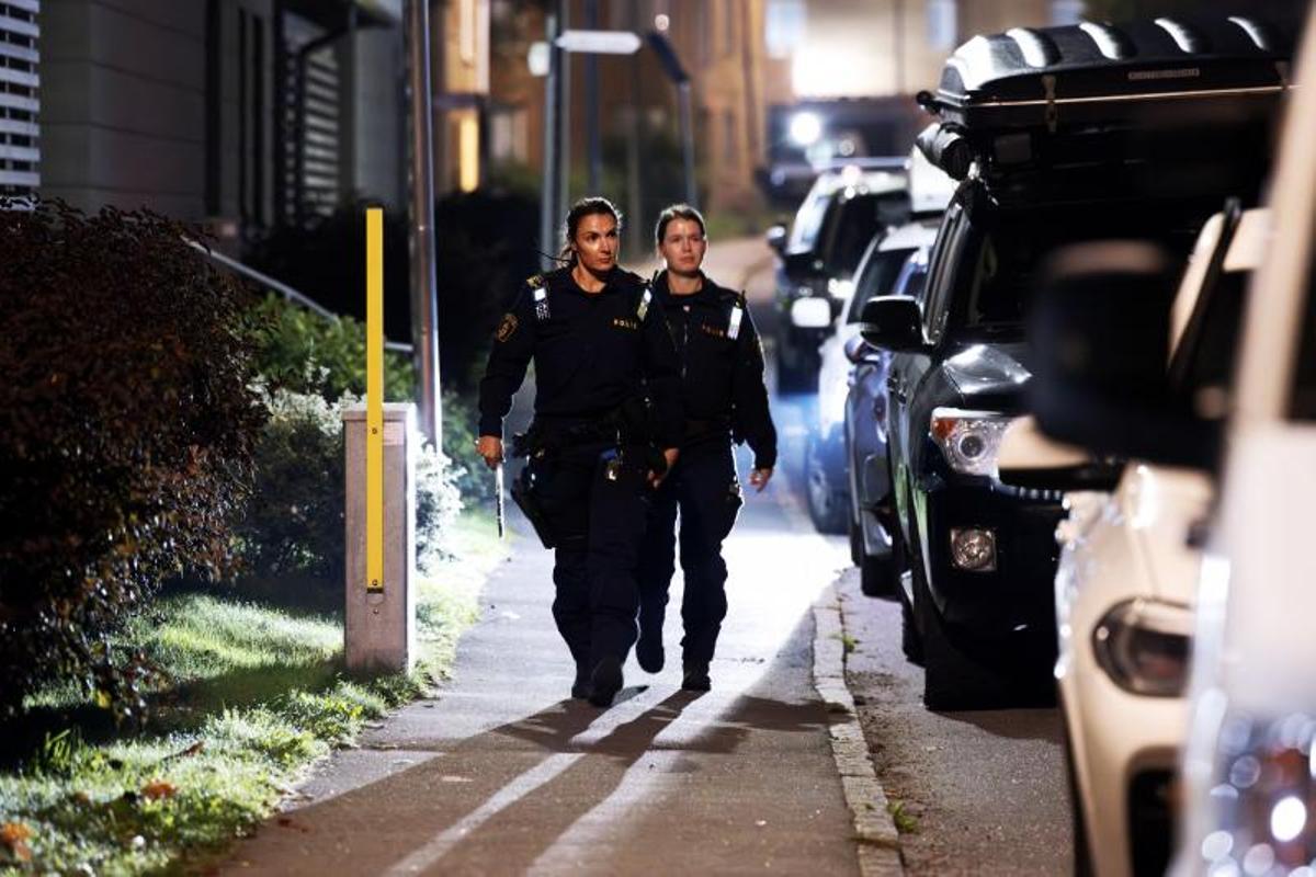 Patrulla policial en Jordbro tras un tiroteo con una vícitima mortal.