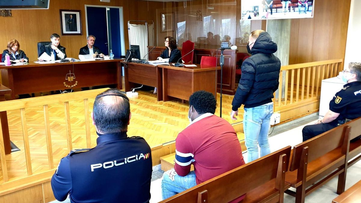 Los dos condenados, durante el juicio celebrado en la sede de la Audiencia en Vigo