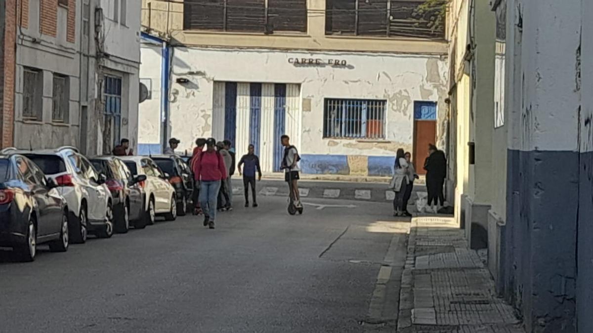 Jóvenes, ayer, en la calle Almacenes Industriales