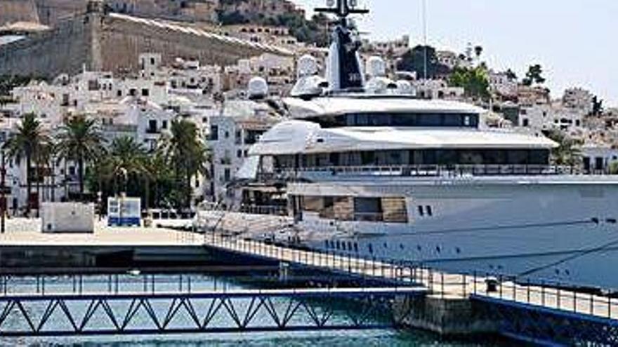 Yate de lujo en el puerto de Ibiza.