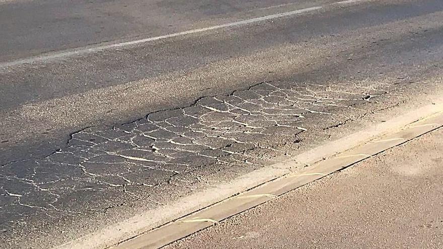 Calles turísticas de Santa Pola llenas de baches y problemas de asfaltado