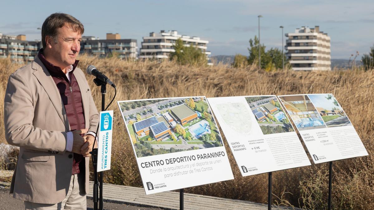 El alcalde de Tres Cantos, Jesús Moreno, con el proyecto del Centro Deportivo Paraninfo.
