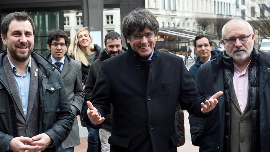 Los políticos catalanes Carles Puigdemont (c), Antoni Comin (iz.) y Lluis Puig (d).