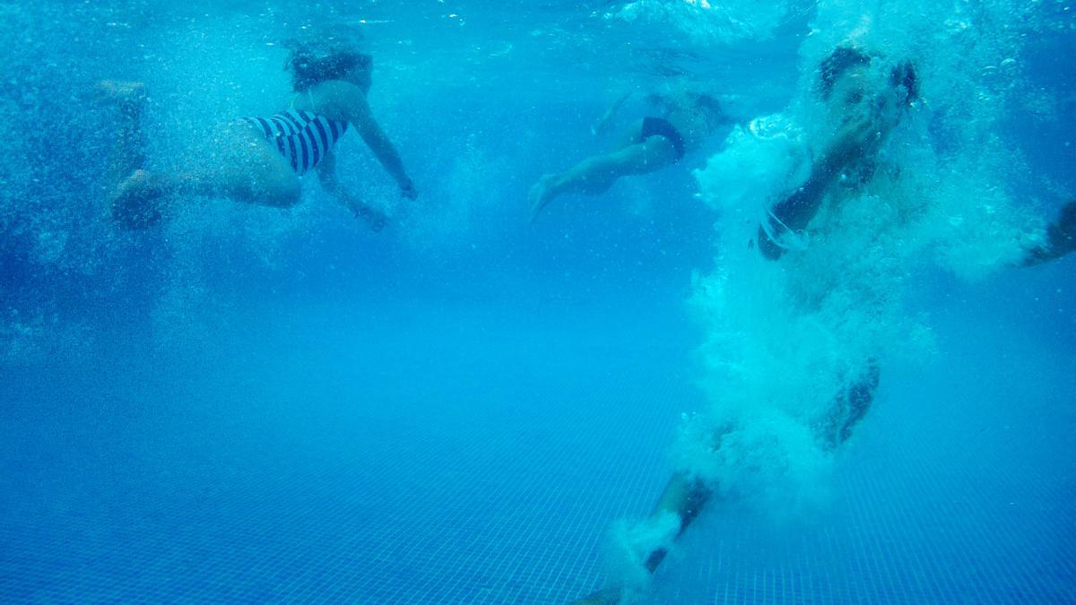 Niños juegan en una piscina durante la ola de calor de este verano.