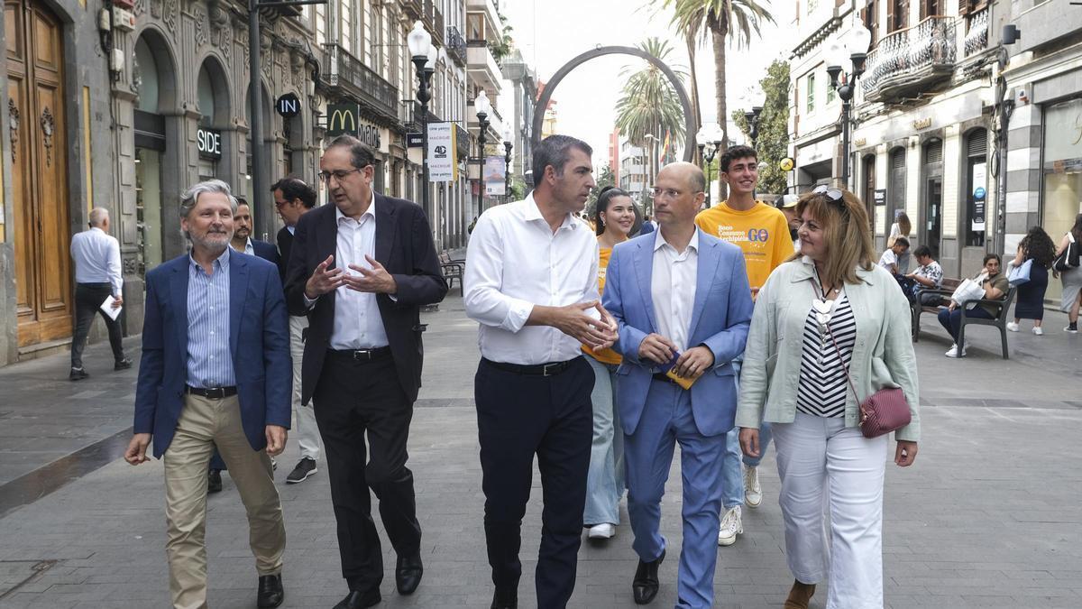 Manuel Domínguez visita la zona comercial de Triana con la campaña bonos de consumo.