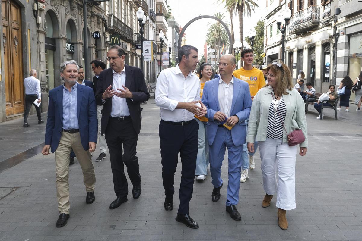Manuel Domínguez visita la zona comercial de Triana con la campaña bonos de consumo.
