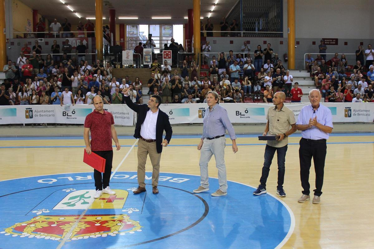 Moncho Cornelles (2º por la derecha), en el homenaje a Enroque Besalduch (2º por la izquierda) tras dejar la presidencia del CB Benicarló.