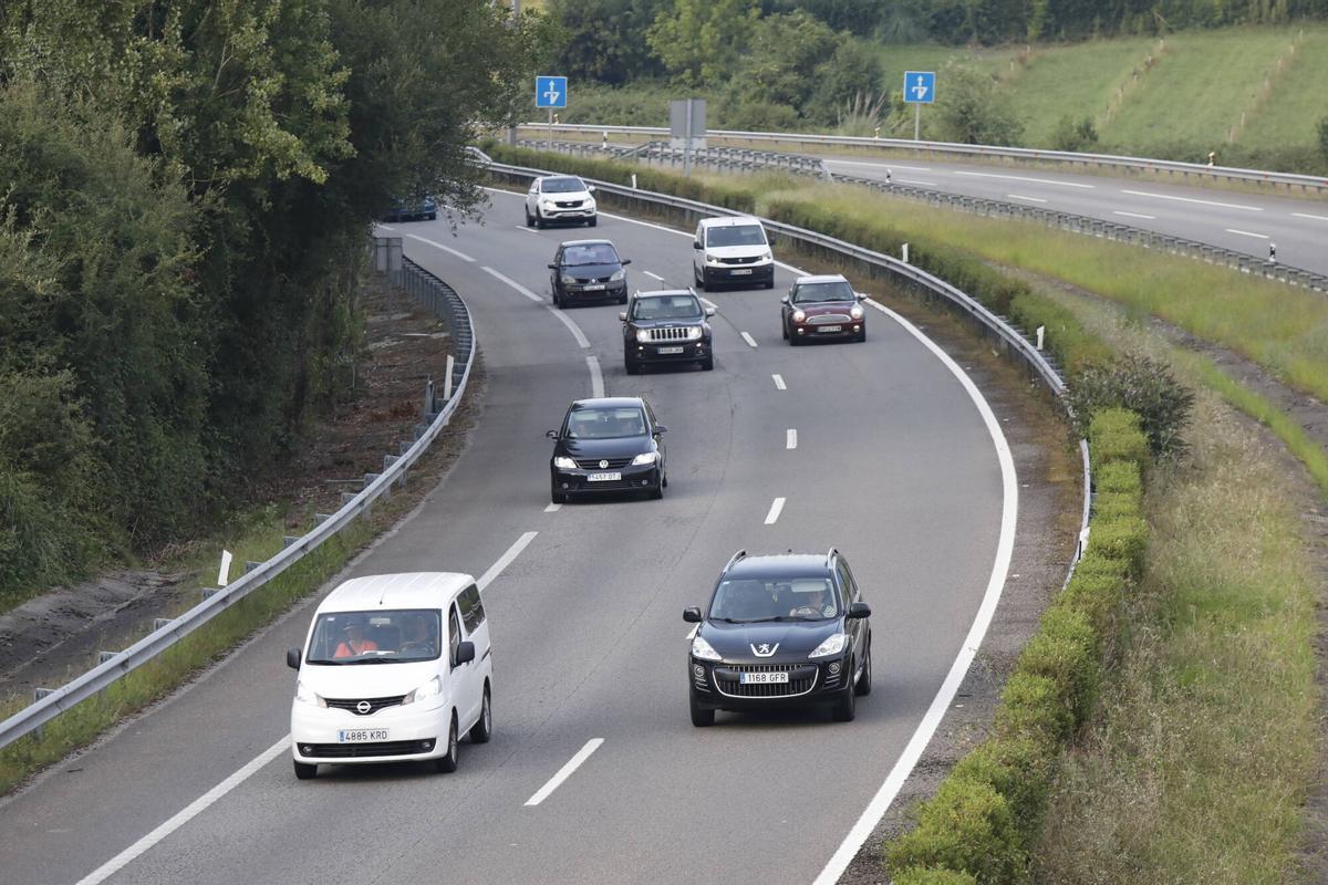 Trafico intenso en la Autovía del Cantábrico a la altura de Villaviciosa.