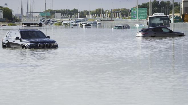 Fuertes lluvias e inundaciones paralizan aeropuertos y carreteras de Dubái