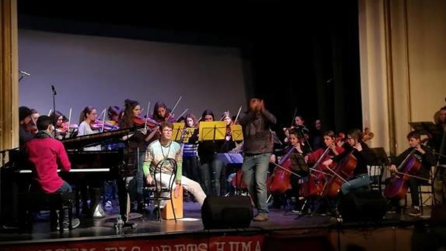 La sala Els Carlins s&#039;omple per escoltar la música del sirià refugiat Aeham Ahmad