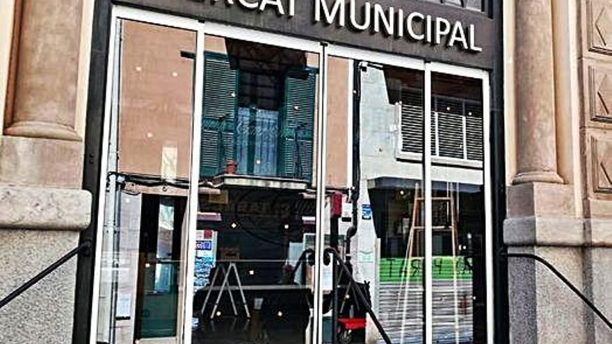 Instal·len una nova porta automàtica al mercat cobert de Sant Feliu de Guíxols