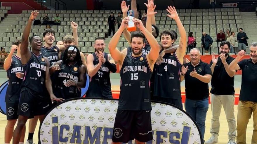 La plantilla del Círculo Gijón Noega celebra la victoria en la Copa Principado lograda el domingo. |