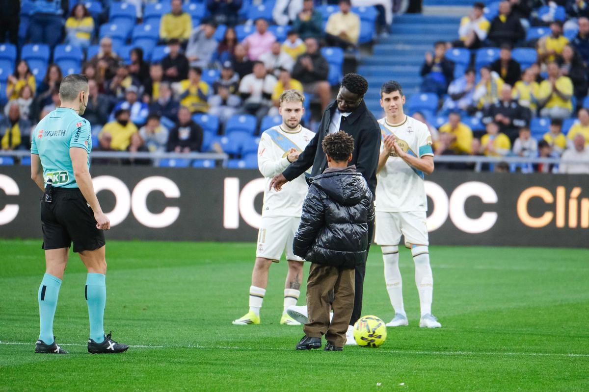 Nuke Mfulu realiza el saque de honor antes del encuentro.