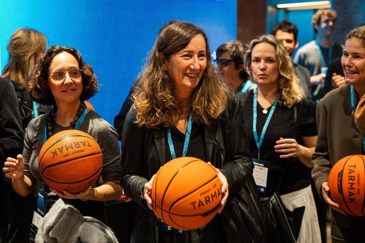 Algunos de los asistentes al Ship2B Impact Forum 2025 con balones para participar en la 'performance' inicial