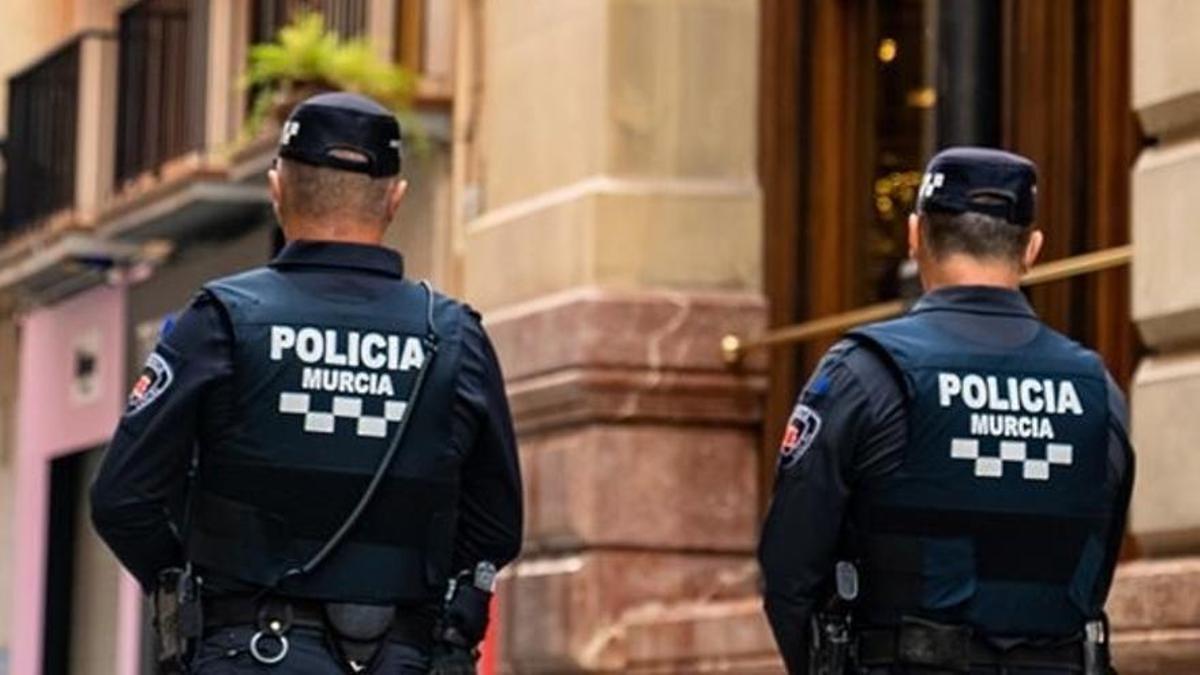 Dos miembros de la policía local en frente del Casino Real de Murcia