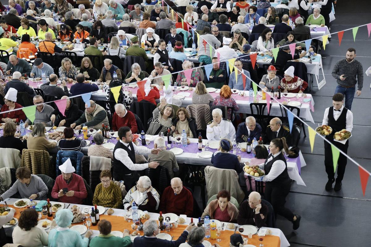 Tributo a los mayores de Ames con más de mil kilos de cocido y música
