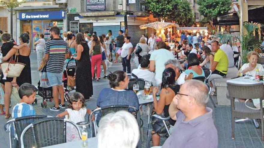 La plaza de España repleta de gente que asistía a los espectáculos musicales al tiempo que degustaba tapas en los bares de la zona.