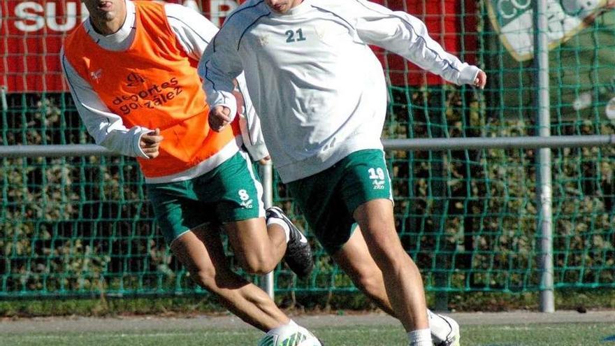 Alberto García y Jorge luchan por un balón ayer en el campo de Fragoselo. // R.R.