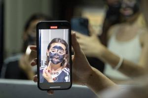 TikTok desencadena la febre per la cosmètica entre nenes i adolescents: ¿joc o pressió estètica?