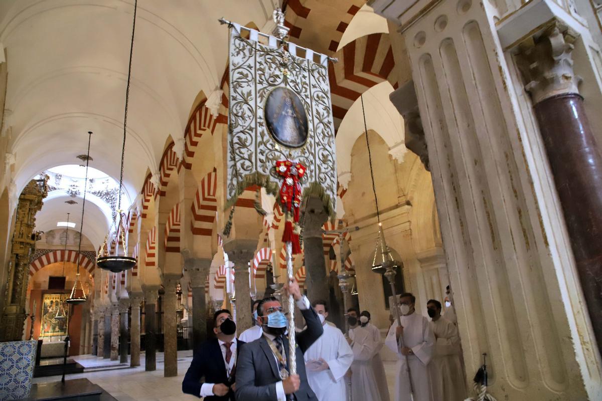 El Simpecado del Rocío en la Catedral El Simpecado del Rocío en la Catedral