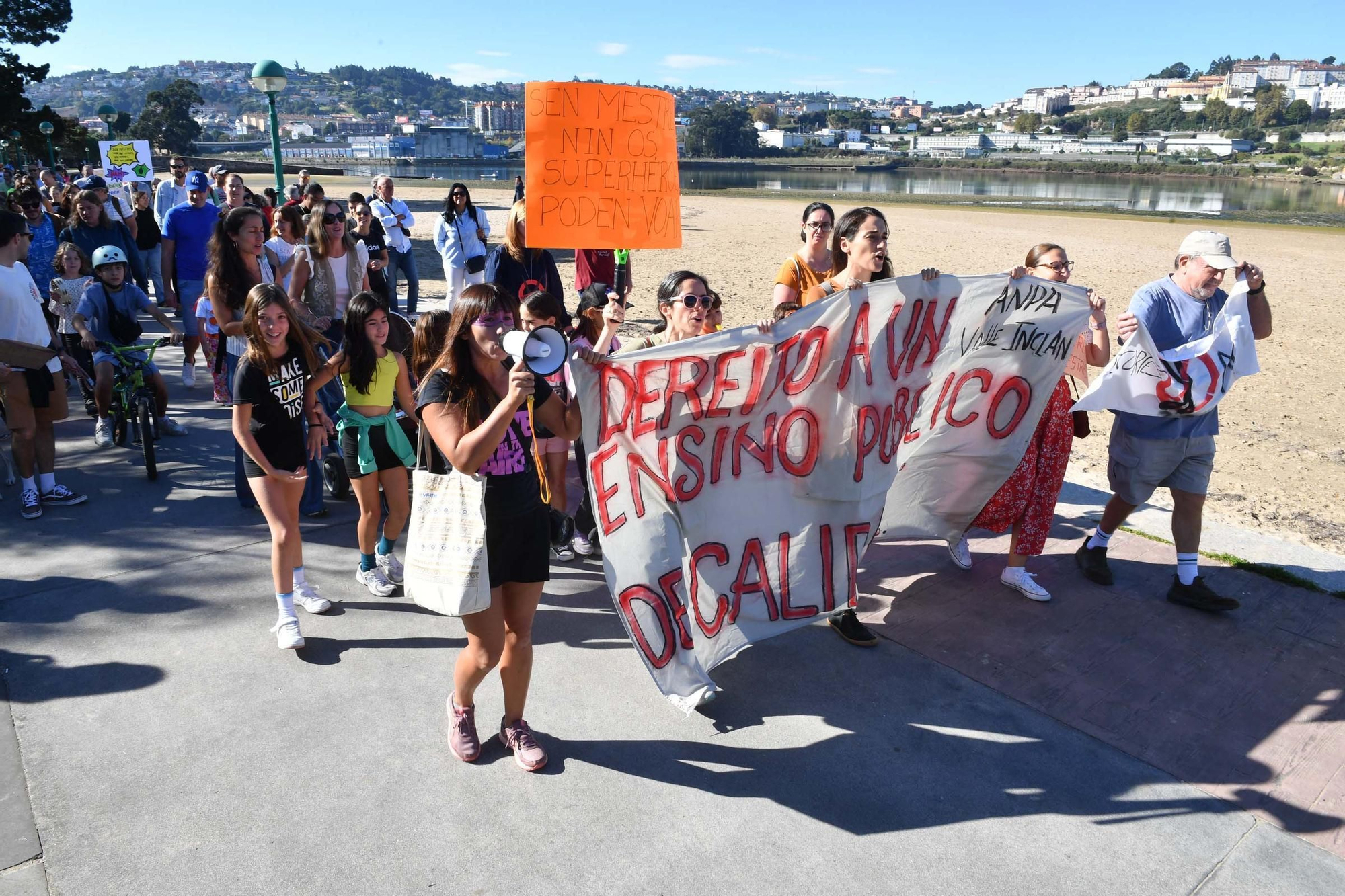 Caminata en Oleiros para reclamar más docentes en el colegio Valle-Inclán