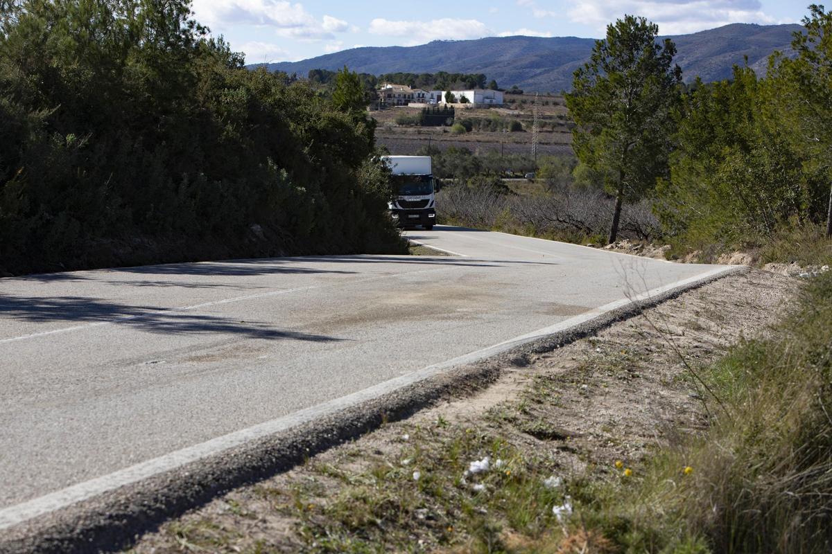 Un camión transita por la CV-641 entre Albaida y Aielo de Malferit.