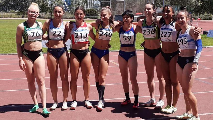 Repáraz 3ª por la drcha., en la pista de Elviña. |  // @ATLETISMOGALEGO