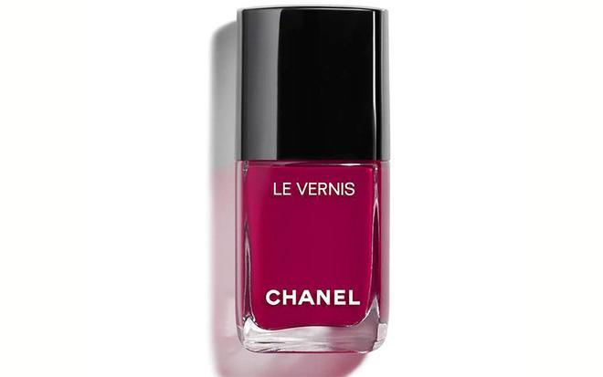 Esmalte de color morado de Chanel.