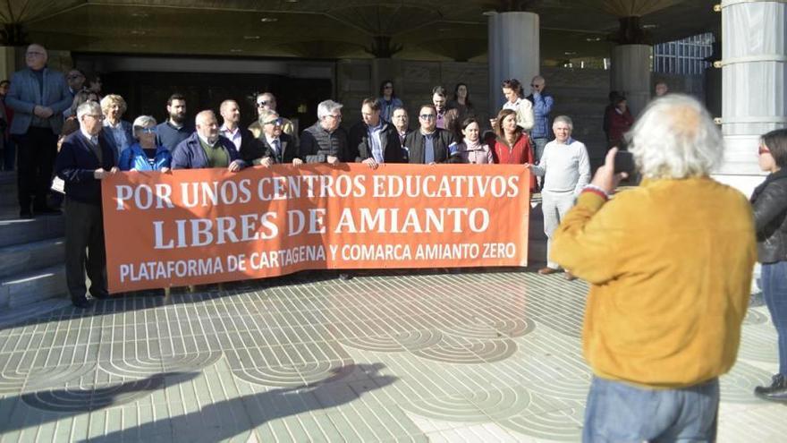 Última protesta de la plataforma Amianto Zero en la puerta de la Asamblea Regional para exigir la retirada de este material.