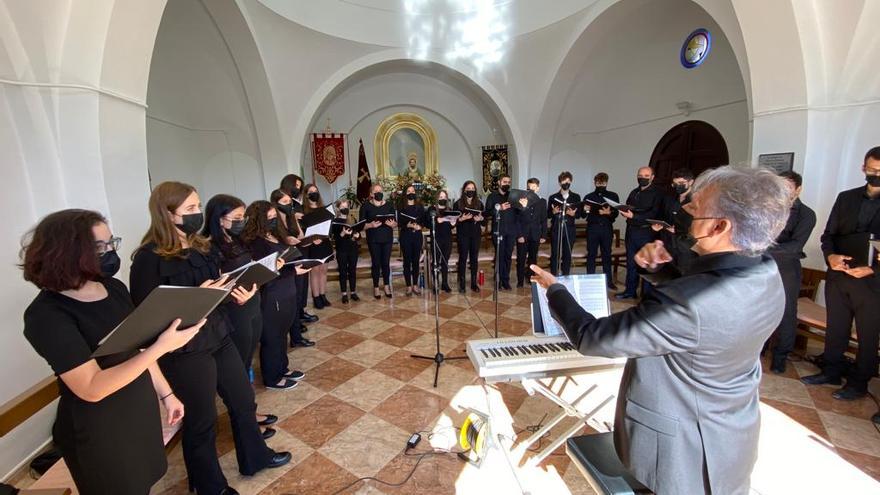 Momento de la actuación hoy de la coral Íllice Augusta durante la misa cantada en San Crispín