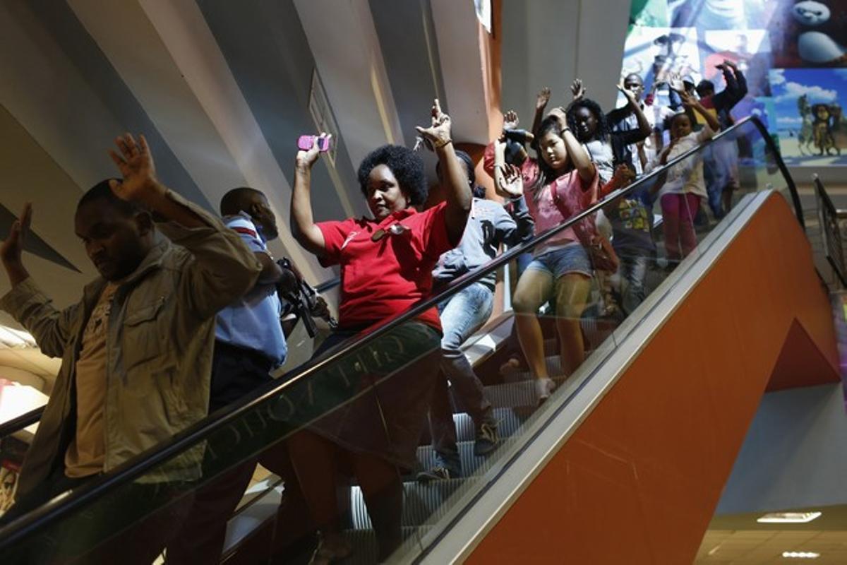 Desenes de civils s’escapen d’una àrea al centre comercial assaltat a Nairobi. Desenes de civils s’escapen d’una àrea al centre comercial assaltat a Nairobi.