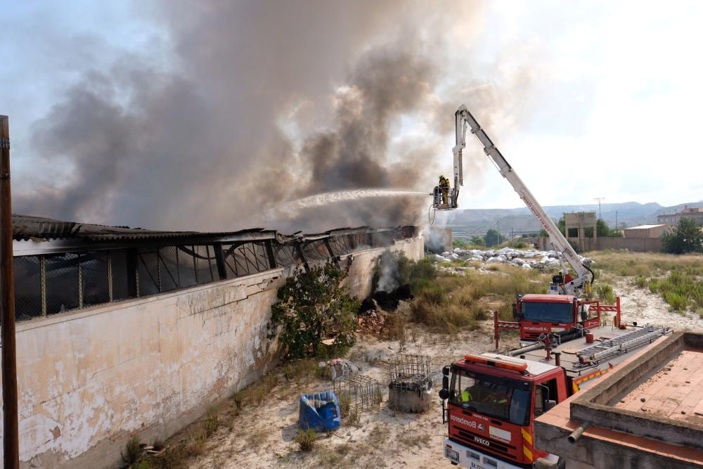 Arde una nave industrial en Aspe