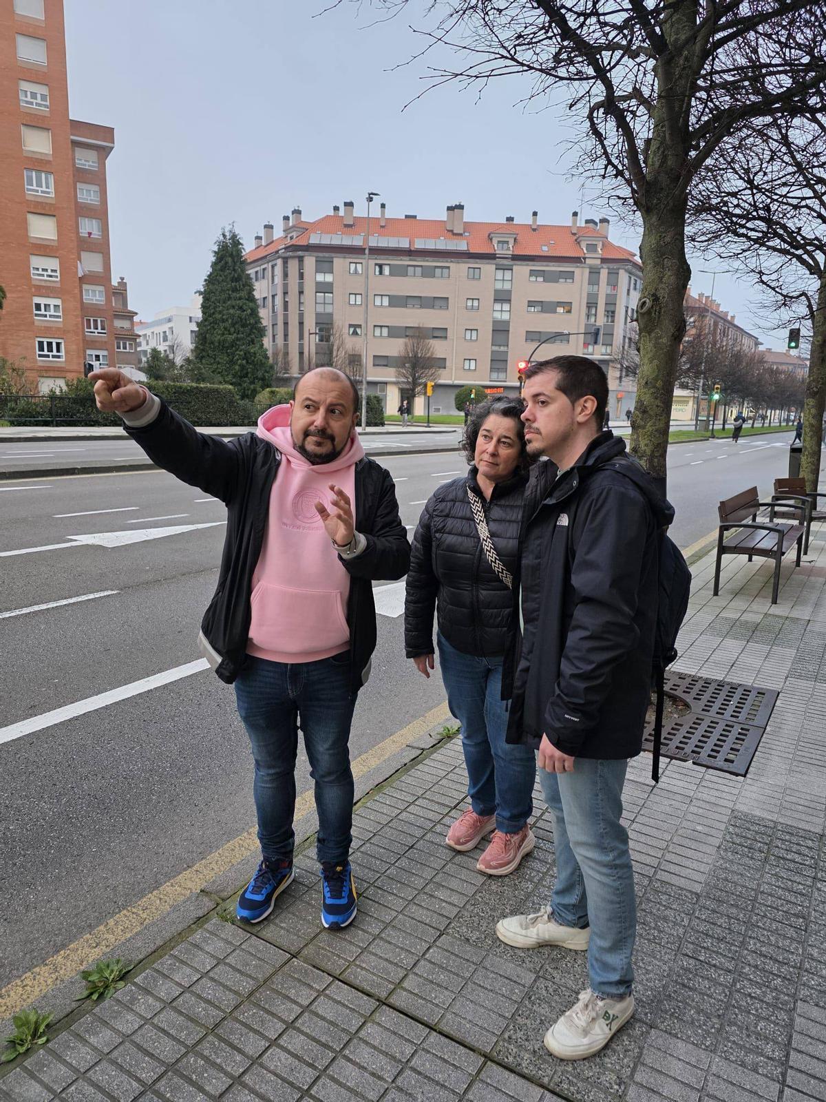 Javier Suárez Llana, a la derecha, con Juan Pablo Franco y Charo Blanco en la avenida de José Manuel Palacio.