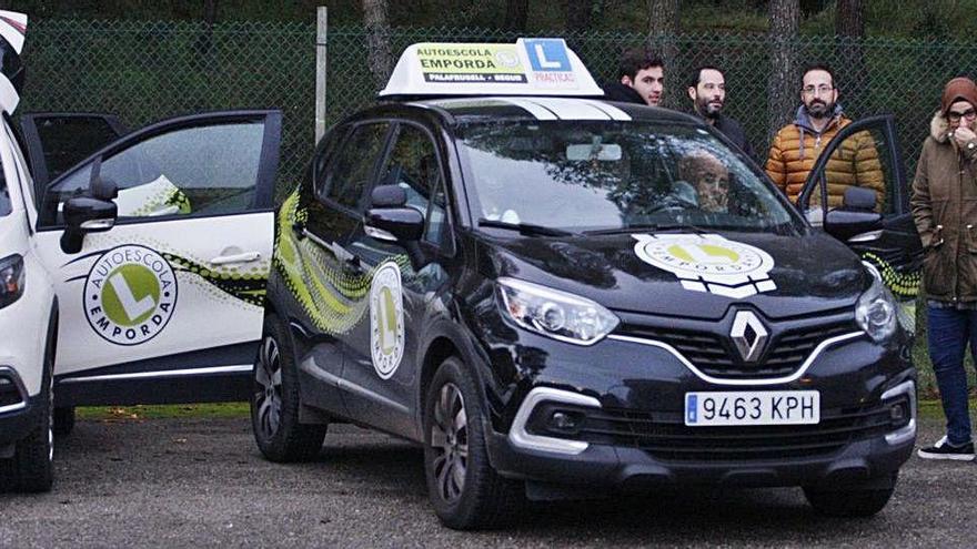 Alumnes i professors esperant per fer l&#039;examen pràctic del carnet de conduir