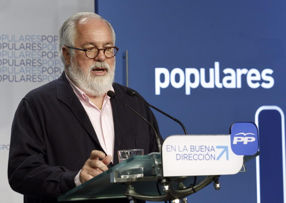 Miguel Arias Cañete, ahir a la nit, valorant els resultats electorals.