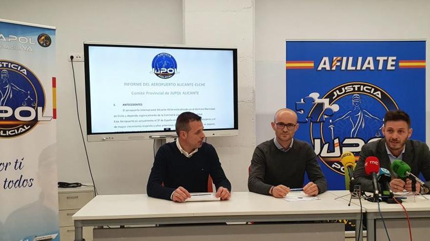 Un momento de la rueda de prensa de Jupol en Alicante.