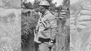 Soldado de la Primera Guerra Mundial, con máscara antigás y reloj de pulsera.