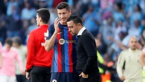 Lewandowski charla con Xavi durante el Celta-Barça en Balaídos con el que se cerró la Liga 22-23.