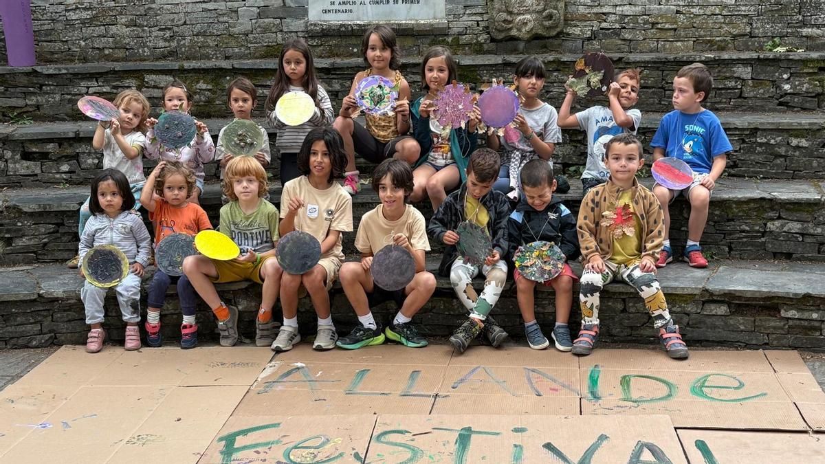 Los participantes en el taller de soles muestran sus obras.