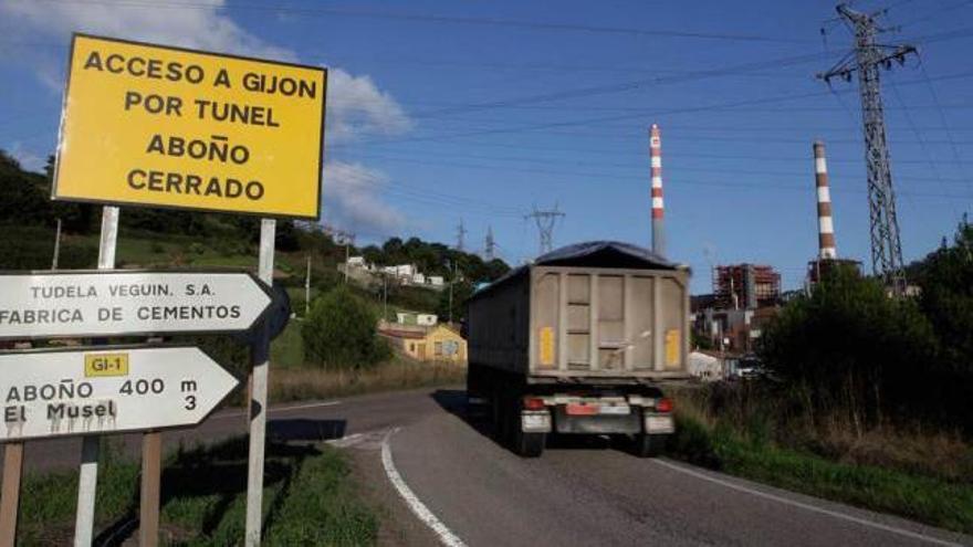 El acceso cerrado al túnel desde la rotonda de El Empalme.