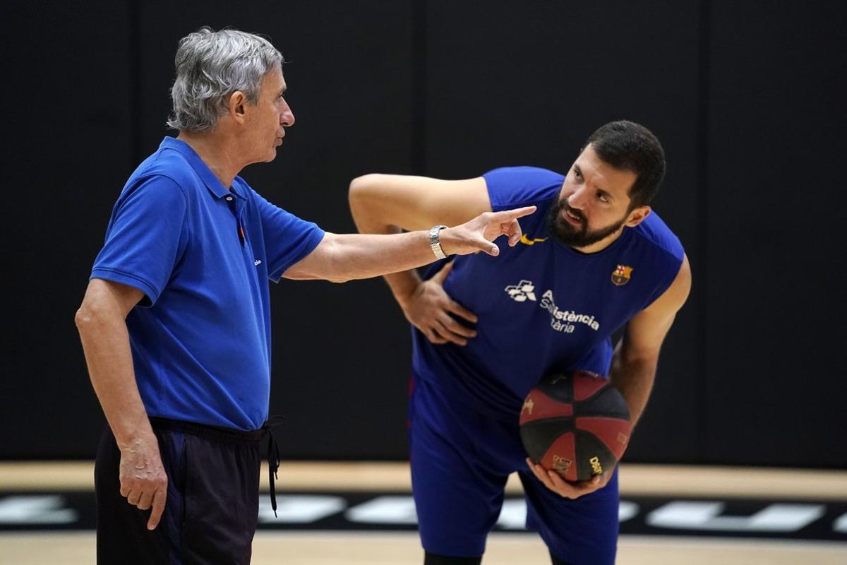 Pesic conversa con Mirotic en el entrenamiento azulgrana en València