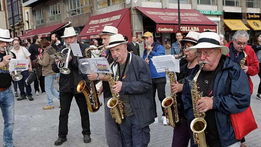 Integrantes de la charanga &quot;Ventolín&quot;, en la protesta del pasado jueves por la persecución que vive en Gijón la música en la calle.